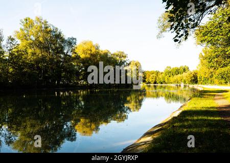 Isar in München im Herbst Sonnenschein Stockfoto
