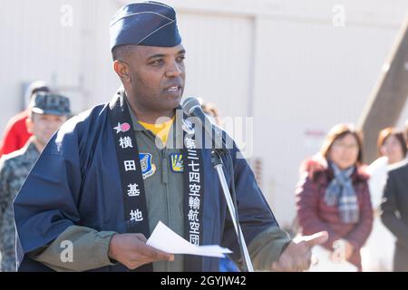 Col. Otis C. Jones, Kommandant des 374. Luftlift-Flügels, hält Eröffnungsansprache zum Neujahrsfest, das vom japanischen Wohlfahrtsverband am 10. Januar 2020 auf dem japanischen Luftwaffenstützpunkt Yokota veranstaltet wurde. In seinen Ausführungen dankte Jones den japanischen Mitarbeitern dafür, dass sie sich die Zeit genommen haben, ihre Kultur mit dem Basispersonal zu teilen. (USA Luftwaffe Foto von Machiko Arita) Stockfoto