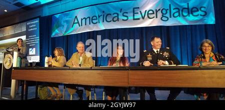 LT. Col. Todd Polk, U.S. Army Corps of Engineers Jacksonville District Stellvertretender Kommandant für Süd-Florida (zweiter von rechts) schließt sich einem Panel von Florida Experten zu diskutieren Entfernen von Barrieren für das Senden von Wasser in den Süden der Everglades National Park während der 2020 Everglades Coalition Conference auf Captiva Island, Florida. Panel-Mitglieder enthalten (von links nach rechts) Panel-Moderator Celeste De Palma, Direktor der Everglades Politik für Audubon Florida, Dr. Evelyn Gaiser, Vorsitzende der Everglades Research an der Florida International University, Dr. Thomas Van Lent, Vice President of Science and Education für die EVE Stockfoto