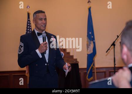 US Air Force Chief Master Sgt. Terrence Greene, Kommandochef des Air Mobility Command, hält eine Rede während einer Zeremonie zur Anerkennung des Chefs am 10. Januar 2020 auf der Travis Air Force Base, Kalifornien. Greene besuchte Travis, um besser zu verstehen, wie die Basis die schnelle globale Mobilitätsmission verbessert. (USA Air Force Airman 1st Class Cameron Otte) Stockfoto