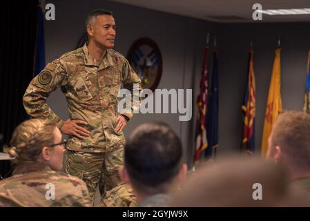 US Air Force Chief Master Sgt. Terrence Greene, Kommandochef des Air Mobility Command, spricht mit Studenten der Airmen Leadership School am 10. Januar 2020 auf dem Luftwaffenstützpunkt Travis, Kalifornien. Greene besuchte Travis, um besser zu verstehen, wie die Basis die schnelle globale Mobilitätsmission verbessert. (USA Air Force Airman 1st Class Cameron Otte) Stockfoto