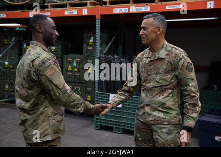 US Air Force Chief Master Sgt. Terrence Greene, Kommandochef des Air Mobility Command, rechts, überreicht Staff Sgt eine Münze. Tyron Hamilton, 60th Logistics Readiness Squadron Weapons Vault Supervisor, 10. Januar 2020, auf der Travis Air Force Base, Kalifornien. Greene besuchte Travis, um besser zu verstehen, wie die Basis die schnelle globale Mobilitätsmission verbessert. (USA Luftwaffe Foto von Senior Airman Jonathon Carnell) Stockfoto