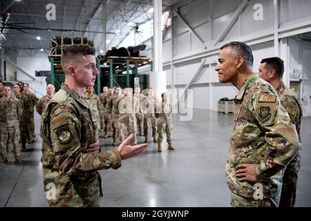 Anthony Cardoza, Senior Airman der US Air Force, links, Flugporter der 821. Kontingenzstaffel, Briefs Chief Master Sgt. Terrence Greene, rechts, Kommandochef des Air Mobility Command, 10. Januar 2020, auf der Travis Air Force Base, Kalifornien. Greene besuchte Travis, um besser zu verstehen, wie der Flügel die schnelle globale Mobilitätsmission fördert. (USA Air Force Foto von Tech. Sgt. Liliana Moreno) Stockfoto