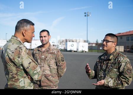 US Air Force Airman 1st Class David Aleman, rechts, 821. Eventual Response Support Squadron Luftporter, Briefs Chief Master Sgt. Terrence Greene, links, Kommandochef des Air Mobility Command, 10. Januar 2020, auf der Travis Air Force Base, Kalifornien. Greene besuchte Travis, um besser zu verstehen, wie der Flügel die schnelle globale Mobilitätsmission fördert. (USA Air Force Foto von Tech. Sgt. Liliana Moreno) Stockfoto