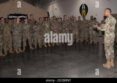 US Air Force Chief Master Sgt. Terrence Greene, Kommandochef des Air Mobility Command, spricht mit Airmen von der 821. Kontingenzgruppe, 10. Januar 2020, auf der Travis Air Force Base, Kalifornien. Greene besuchte Travis, um besser zu verstehen, wie die Basis die Mission zur schnellen globalen Mobilität (USA Air Force Foto von Tech. Sgt. Liliana Moreno) Stockfoto