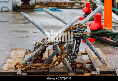 Verzinkte, vierzackige feste Greifanker Stockfoto