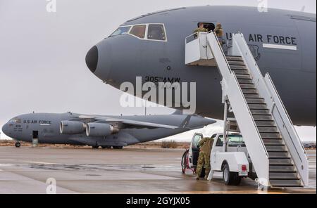 Flieger des 49. Logistics Readiness Squadron Deployment and Distribution Flight entladen Fracht von einem C-17 Globemaster III und KC-10 Extender auf dem Holloman Air Force Base, N.M, 10. Januar 2020. Der 49. LRS-Einsatz- und -Verteilungsflug spielt eine große Rolle dabei, sicherzustellen, dass Airmen hier einsatzbereit sind, wenn sie aufgerufen werden. (USA Foto der Luftwaffe von Staff Sgt. Timothy Young) Stockfoto