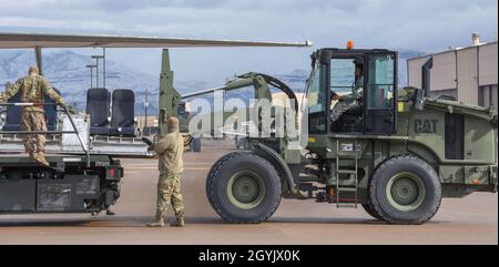 Flieger des 49. Logistics Readiness Squadron Deployment and Distribution Flight entladen Passagiersitze von einem KC-10 Extender, um Platz für andere Fracht auf dem Holloman Air Force Base, N.M, 10. Januar 2020 zu schaffen. Der 49. LRS-Einsatz- und -Verteilungsflug spielt eine große Rolle dabei, sicherzustellen, dass Airmen hier einsatzbereit sind, wenn sie aufgerufen werden. (USA Foto der Luftwaffe von Staff Sgt. Timothy Young) Stockfoto