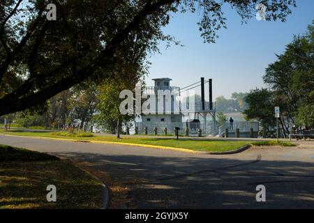 BISMARCK, NORTH DAKOTA - 3 Okt 2021: Steamboat Park entlang des Missouri River bietet Wanderwege und ein nachahmes Dampfschiff. Stockfoto