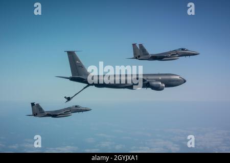 Zwei F-15C Eagles der 67. Fighter Squadron tanken mit einem KC-135 Stratotanker der 909th Air Refueling Squadron, 10. Januar 2020, während Der Übung Westpac Rumrunner von der Kadena Air Base, Japan. Einheiten des 18. Flügels führen routinemäßig Schulungen mit regionalen Verbündeten und Partnern durch, um sich einen freien und offenen Indopazifik zu sichern. (USA Luftwaffenfoto von Senior Airman Matthew Seefeldt) Stockfoto