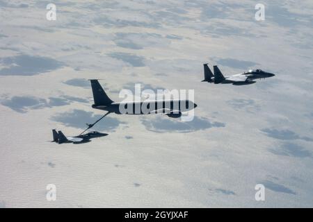 Zwei F-15C Eagles der 44th Fighter Squadron tanken mit einem KC-135 Stratotanker der 909th Air Refueling Squadron, 10. Januar 2020, während Der Übung Westpac Rumrunner aus der Kadena Air Base, Japan. Westpac Rumrunner ist eine 18. Übung, Die Sich der Umsetzung agiler Kampfflugsche-Konzepte widmet, um die Bereitschaft zu gewährleisten, Partner, Verbündete und US-Interessen in der Region zu verteidigen. (USA Luftwaffenfoto von Senior Airman Matthew Seefeldt) Stockfoto