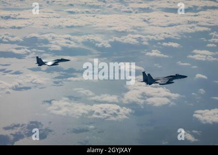 Zwei F-15C Eagles der 67. Fighter Squadron fliegen während Der Übung Westpac Rumrunner 10. Januar 2020 von der Kadena Air Base, Japan. Die neue Trainingsübung wurde für das Team Kadena Airmen entwickelt, um die Letalität und Interoperabilität zu verbessern und Betriebskonzepte weiterzuentwickeln, um sicherzustellen, dass multifähige Airmen in der Lage sind, die Kampfkraft zu erzeugen. (USA Luftwaffenfoto von Senior Airman Matthew Seefeldt) Stockfoto