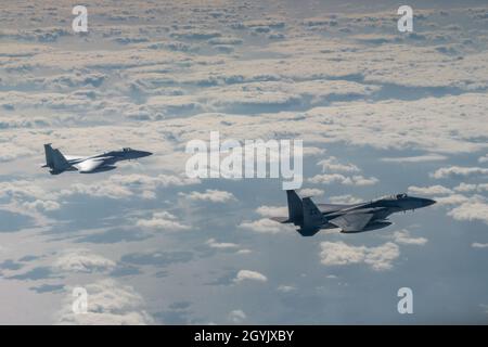 Zwei F-15C Eagles der 67. Fighter Squadron fliegen während Der Übung Westpac Rumrunner 10. Januar 2020 von der Kadena Air Base, Japan. Der 18. Flügel und seine gemeinsamen Partner führten die erste Westpac Rumrunner Übung durch, bei der es um Gegenluftfähigkeiten und gemeinsame Interoperabilität mit agilen Kampfbeschäftigungskonzepten ging. (USA Luftwaffenfoto von Senior Airman Matthew Seefeldt) Stockfoto