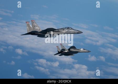 Zwei F-15C-Adler aus dem 67. Jagdgeschwader fliegen während der Übung Westpac Rumrunner am 10. Januar 2020 aus dem Kadena Air Base, Japan. Westpac Rumrunner bietet die Möglichkeit, mit 18. Wing Assets wichtige Expeditionskompensate mit gemeinsamen Partnern im Indo-Pazifik zu schärfen. (USA Luftwaffe Foto von Senior Airman Matthew Seefeldt) Stockfoto