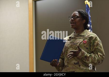 Master-Sgt. Racquel Farquharson, 45. Comptroller Squadron Financial Operations Flight Chief, spricht mit der 45. CPTS Airmen, nachdem sie am 10. Januar 2020 auf der Patrick Air Force Base, Florida, die Bronze Star Medal erhalten hatte. Während ihres Einsatzes wechselte sie zwischen der Al Udied Air Base, Qatar, und dem Bagram Airfield, Afghanistan. (USA Luftwaffe Foto von Senior Airman Dalton Williams) Stockfoto