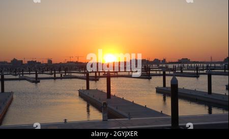 Sonnenuntergang in der Al Khiran Marine Stockfoto