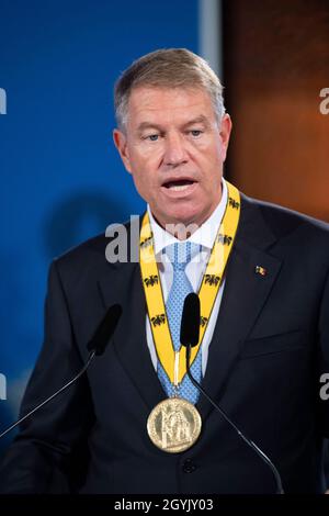 Preisträger Klaus IOHANNIS, Präsident Rumäniens, mit der Charles-Medaille, spricht Dankesworte, Internationaler Karlspreis der Stadt Aachen, Preisverleihung im Rathaus Aachen am 2. Oktober 2021. Â Stockfoto
