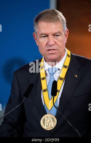 Preisträger Klaus IOHANNIS, Präsident Rumäniens, mit der Charles-Medaille, spricht Dankesworte, Internationaler Karlspreis der Stadt Aachen, Preisverleihung im Rathaus Aachen am 2. Oktober 2021. Â Stockfoto