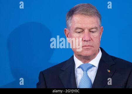 Preisträger Klaus IOHANNIS, Präsident Rumäniens, Porträt, Porträt, Einzelbild ausgeschnitten, Einzelmotiv, Internationaler Karlspreis der Stadt Aachen, Preisverleihung im Rathaus Aachen am 2. Oktober 2021. Â Stockfoto