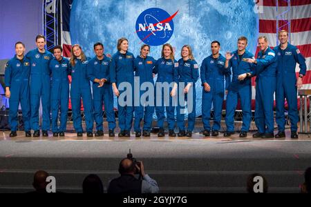 Jsc2020e000649 (Jan 10, 2020) --- die 2017 Klasse der Astronauten nimmt an Abschlussfeiern im Johnson Space Center in Houston, Texas, Teil. Von links sind der NASA-Astronaut Jonny Kim, der Canadian Space Agency (CSA)-Astronaut Joshua Kutryk, die NASA-Astronautin Jessica Watkins, die CSA-Astronautin Jennifer Sidey-Gibbon, die NASA-Astronauten Kayla Barron, Jasmin Moghbeli, Loral O'Hara, Zena Cardman, Raja Chari, Matthew Dominick, Bob Hines und Warren Hoburg. Dies ist die erste Klasse von Astronauten, die im Rahmen des Artemis-Programms ihren Abschluss gemacht haben und nun für Einsätze an der Internationalen Raumstation Artem qualifiziert sind Stockfoto