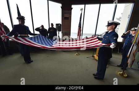 Besatzungsmitglieder von der Küstenwache Station Cape Disappointment falteten das National Ensign, bevor es einem Familienmitglied eines verloren gegangenen Mariners beim jährlichen MLB Triumph Memorial Service, der am 11. Januar 2020 im Lewis & Clark Interpretive Center in Ilwaco, Washington, abgehalten wird. Die Zeremonie wurde zum Gedenken an die Küstenwachtleute und Seeleute abgehalten, die auf See im pazifischen Nordwesten verloren gegangen sind. (USA Foto der Küstenwache vom Kleinoffizier der 3. Klasse, Trevor Lilburn) Stockfoto