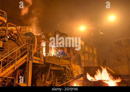 Lichtbogenofen während des Betriebs. Viel Rauch und Feuer Stockfoto