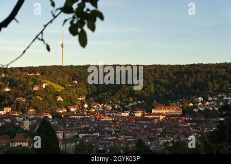 STUTTGART, DEUTSCHLAND - 23. Sep 2021: Blick auf den Stuttgarter Süden und den Fernsehturm von Karlshoehe bei Sonnenuntergang Anfang Herbst, horizontale Aufnahme Stockfoto