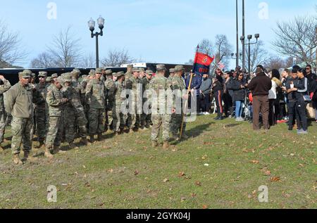 Die Soldaten der Nationalgarde der New Yorker Armee, die der 42. Infanterie-Division Signal Company zugewiesen wurden, bilden sich nach der Abschiedszeremonie der Einheit am College of Staten Island in New York City am 11. Januar 2020 zum Ausscheiden aus. Mehr als 1,200 Soldaten und Familienmitglieder nahmen an der Abschiedszeremonie Teil, einer von drei im Staat. Das Hauptquartier der 42. Infanterie-Division mit Sitz in Troy, New York, mobilisierte sich früh für einen Einsatz im Nahen Osten. Mehr als 650 Soldaten nahmen an drei Orten im ganzen Staat am Abschied Teil. Foto der Nationalgarde der US-Armee von Col. Richard Goldenberg. Stockfoto