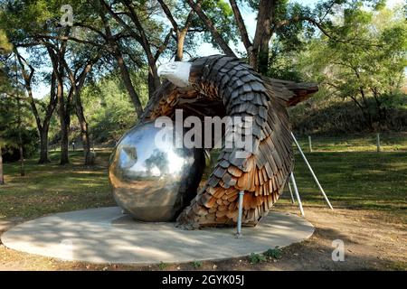 BISMARCK, NORTH DAKOTA - 3 Okt 2021: Reflections Sculpture in Steamboat Park. Ein Geist Adler Flügel verschlingen die Erde, um Gleichgewicht zwischen allen Liv zu schaffen Stockfoto