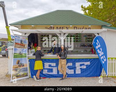 Novi Sad, Serbien - 21. September 2021: SKF Parts and Claas Gift Shop Stand auf der Agriculture Fair Expo Trade Show. Stockfoto