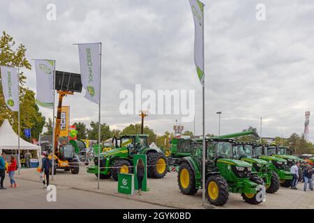 Novi Sad, Serbien - 21. September 2021: Neue Traktoren John Deere auf der Agriculture Expo Trade Fair. Stockfoto