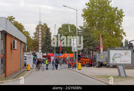 Novi Sad, Serbien - 21. September 2021: Sign Tower Willkommen auf der Landwirtschaftsmesse. Stockfoto