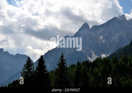 Wolkiger Tag auf den Gipfeln des Dorfes Sexten am Eingang zum Val Fiscalina Stockfoto