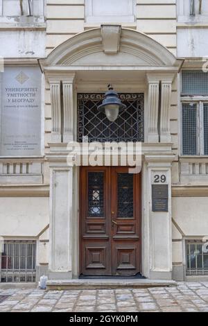 Belgrad, Serbien - 28. August 2021: Eingang zum Gebäude der Universität der Künste in Belgrad, Serbien. Stockfoto