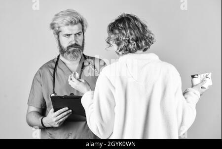 Symptome einer Virusinfektion. Verschreiben Sie Tests und Behandlung. Kranker Patient. Diagnosekonzept. Medizinische Hilfe. Anamnese. Arzt kommuniziert Frau Stockfoto