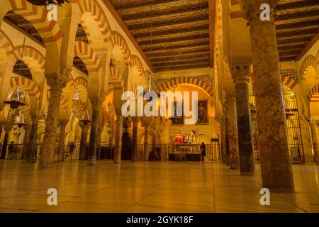 CORDOBA, SPANIEN - 11. August 2021 - Bögen im Gebetsraum der Mezquita (Moschee), Cordoba, Spanien Stockfoto