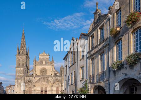 Die Kathedrale Cathédrale Saint-Jean-Baptiste am Place de la Cathédrale in Bazas ist Teil des Weltkulturerbes der Jakobswege Stockfoto