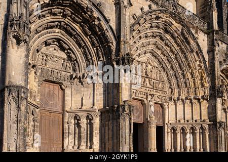 Die Kathedrale Cathédrale Saint-Jean-Baptiste am Place de la Cathédrale in Bazas ist Teil des Weltkulturerbes der Jakobswege Stockfoto