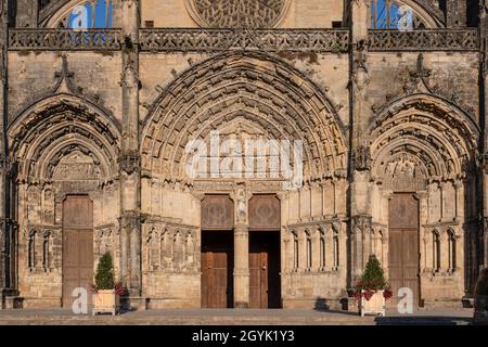 Die Kathedrale Cathédrale Saint-Jean-Baptiste am Place de la Cathédrale in Bazas ist Teil des Weltkulturerbes der Jakobswege Stockfoto