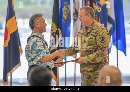 Der Gouverneur des Staates Hawaii, David Y. IgE, überreicht dem ehemaligen Adjutanten-General von Hawaii, Generalmajor Arthur J. Logan, während seiner Ruhestandszeremonie im 29. Kampfteam-Bereitschaftszentrum der Infanterie-Brigade in Kapolei, Hawaii, 12. Januar 2020, ein Dankeszertifikat. Stockfoto