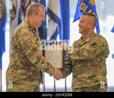 Der ehemalige Adjutant-General von Hawaii, Maj. General Arthur J. Logan, erhält während seiner Ruhestandsfeier im 12. Januar 2020 vom derzeitigen Adjutant-General, Maj. General Kenneth S. Hara, im Combat Team Readiness Center der 29. Infanterie-Brigade, Kapolei, Hawaii, seine Ruhestandsbefehlen. Stockfoto