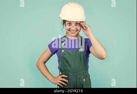 Vorarbeiter Teenager-Kind. Kind Arbeit im Helm. Kleines Mädchen in einem Helm. Mädchen, die Reparaturen. Teen in Hut gekleidet. Konzept der kindlichen Entwicklung. Mädchen Stockfoto