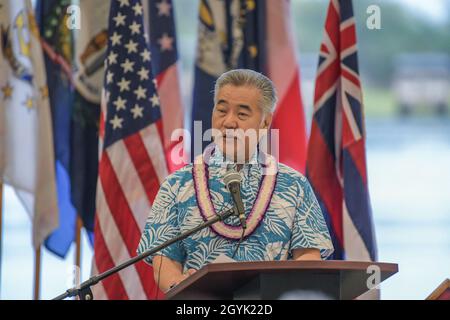 Der Gouverneur des Staates Hawaii, David Y. IgE, hält während der Ruhestandszeremonie von Major General Arthur J. Logan, dem ehemaligen Adjutanten-General von Hawaii, am 12. Januar 2020 im Combat Team Readiness Center der 29. Infanterie-Brigade in Kapolei, Hawaii, eine Rede. Stockfoto