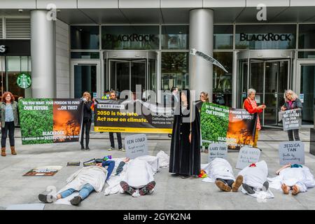 London, Großbritannien. Okt. 2021. Beobachtet von Polizei und Sicherheit, Extinction Rebellion und dem grimmigen Rebellion protestieren und sterben in Blackrocks Büros in der City of London. Sie forderten Blackrock auf, seine enorme finanzielle Stärke zu nutzen, um Investitionen von Unternehmen mit fossilen Brennstoffen zu entfernen. Kredit: Guy Bell/Alamy Live Nachrichten Stockfoto