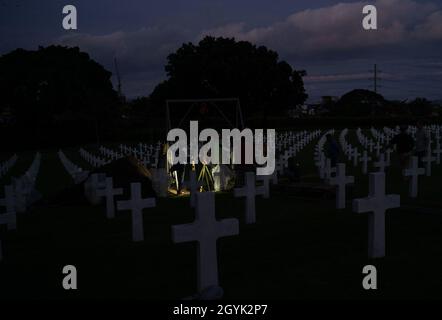 Lokale Arbeiter der American Battle Monuments Commission (ABC) enthüllen während einer Desinterment auf dem amerikanischen Friedhof und Memorial Manila in Manila, Philippinen, 12. Januar 2020 eine Schatulle. Im Rahmen der Bemühungen der DPAA, Personen zu identifizieren, die während des Zweiten Weltkriegs ums starben, arbeiteten Mitarbeiter des Verteidigungsverbündes/MIA Accounting Agency (DPAA) zusammen mit der ABMC an der Exhumierung der Überreste aus 15 Gräbern. Die Mission der DPAA ist es, ihren Familien und der Nation die bestmögliche Abrechnung unserer vermissten Mitarbeiter zu ermöglichen. (USA Navy Foto von Mass Communication Specialist 1st Class Claire Farin) Stockfoto