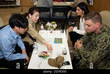 YOKOSUKA, Japan (Jan 13, 2020) – etwa 10 Yokosuka-Matrosen nahmen zusammen mit ihren Familienmitgliedern und Freunden am Navy Café Teil, einer Veranstaltung, die vom Commander, Fleet Activities Yokosuka (CFAY) Public Affairs Office Community Relations Team für die Bewohner von Yokosuka und US-Militärpersonal organisiert wurde, um ihre Kulturen und Sprachen auszutauschen. Die Veranstaltung beinhaltete auch eine kurze Tour auf der Basis. (USA Navy Foto von Ryo Isobe) Stockfoto