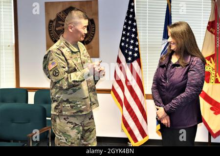 Oberst Hui Chae Kim überreicht Karin Hoying vom Resource Management Office (RMO) am 13. Januar 2020 eine Commander's Coin für Exzellenz, als Teil der Auszeichnung von Hoying mit dem Fort McCoy Garrison Civilian Employee of the Month für Dezember 2019. Hoying arbeitet als Senior Budget Analyst bei RMO und wurde für die Auszeichnung von Fort McCoy Resource Management Officer Maureen Richardson nominiert. (USA Army Photo von Scott T. Sturkol, Public Affairs Office, Fort McCoy, Wisp.) Stockfoto