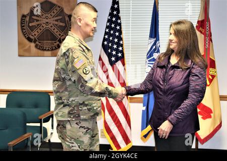 Oberst Hui Chae Kim überreicht Karin Hoying vom Resource Management Office (RMO) am 13. Januar 2020 eine Commander's Coin für Exzellenz, als Teil der Auszeichnung von Hoying mit dem Fort McCoy Garrison Civilian Employee of the Month für Dezember 2019. Hoying arbeitet als Senior Budget Analyst bei RMO und wurde für die Auszeichnung von Fort McCoy Resource Management Officer Maureen Richardson nominiert. (USA Army Photo von Scott T. Sturkol, Public Affairs Office, Fort McCoy, Wisp.) Stockfoto