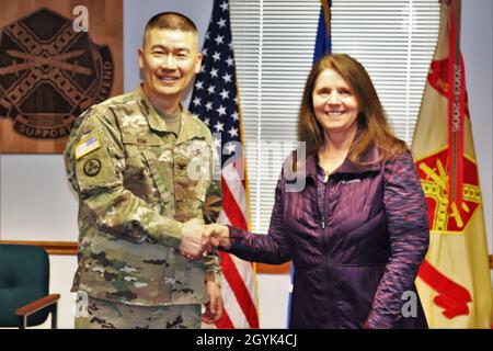 Oberst Hui Chae Kim überreicht Karin Hoying vom Resource Management Office (RMO) am 13. Januar 2020 eine Commander's Coin für Exzellenz, als Teil der Auszeichnung von Hoying mit dem Fort McCoy Garrison Civilian Employee of the Month für Dezember 2019. Hoying arbeitet als Senior Budget Analyst bei RMO und wurde für die Auszeichnung von Fort McCoy Resource Management Officer Maureen Richardson nominiert. (USA Army Photo von Scott T. Sturkol, Public Affairs Office, Fort McCoy, Wisp.) Stockfoto