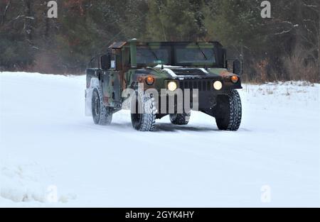 Soldaten in Fort McCoy, Wis., für die Ausbildung operieren Humvees auf einer schneebedeckten Straße auf einem Trainingsgebiet der North Post am 13. Januar 2020 bei der Installation. Tausende von Truppen haben im Januar 2020 auf dem Posten trainiert. Im Herzen des oberen Mittleren Westens gelegen, ist Fort McCoy die einzige US-Armee-Anlage in Wisconsin. Seit 1984 bietet die Installation Unterstützung und Einrichtungen für die Feld- und Klassenausbildung von mehr als 100,000 Militärs aller Dienste pro Jahr. Weitere Informationen zu Fort McCoy finden Sie online unter https://home.army.mil/mccoy, auf Facebook unter „ftmccoy“ und auf Twitter Stockfoto